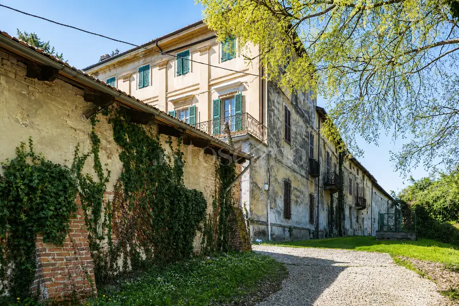 Casale in vendita di 1.000 mq a €1.150.000 (rif. 5/2026)