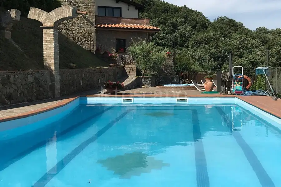 Casale in vendita di 880 mq a €1.080.000 (rif. 22/2025)