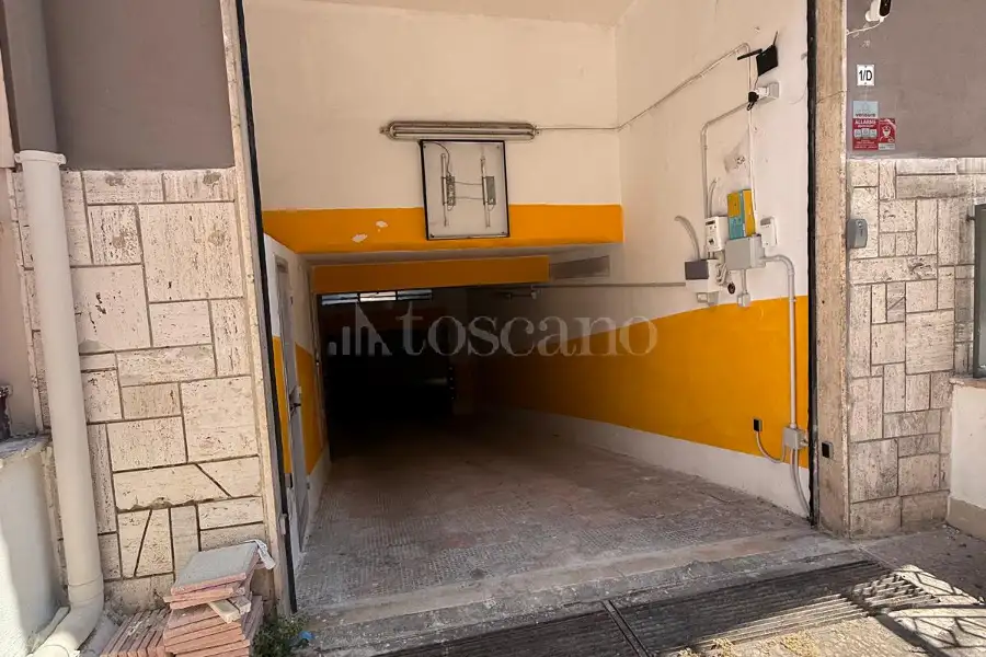 Box in vendita di 550 mq a €300.000 (rif. 16/2026)