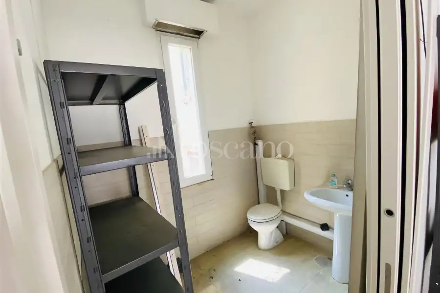 Box in vendita di 30 mq a €95.000 (rif. 49/2026)