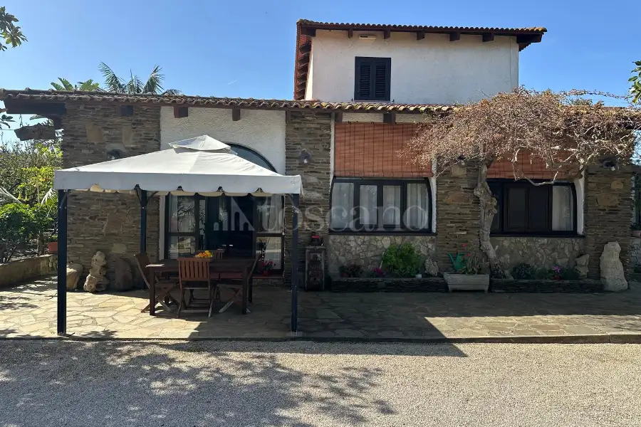 Villa in vendita di 300 mq a €290.000 (rif. 50/2025)