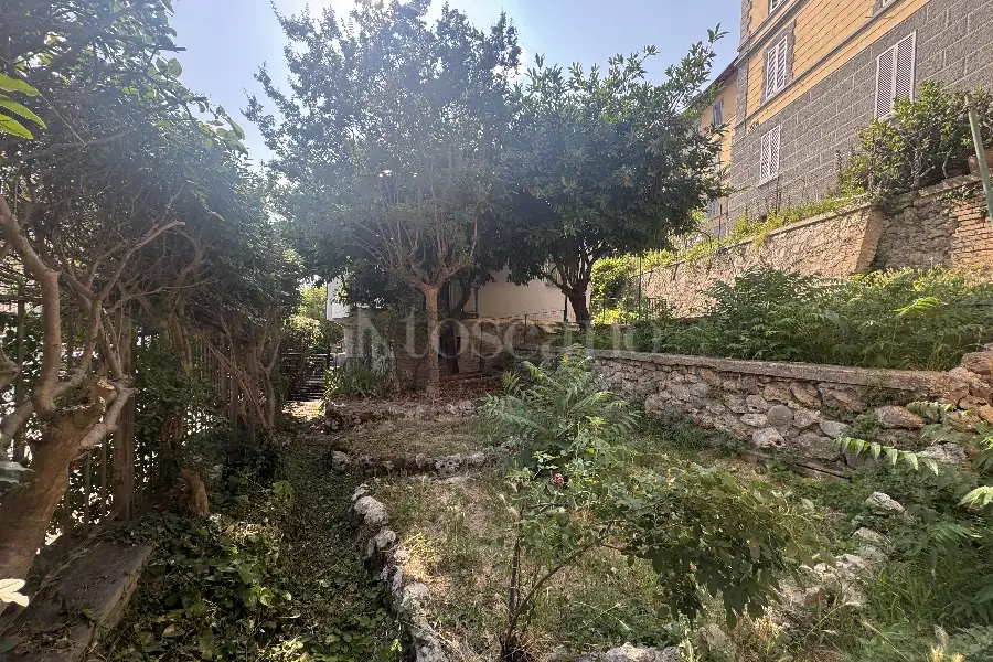 Villa Plurifamiliare in vendita di 260 mq trattativa riservata (rif. 17/2025)