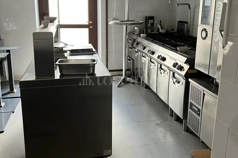 Negozio in affitto di 200 mq a €2.000 (rif. 76/2026)