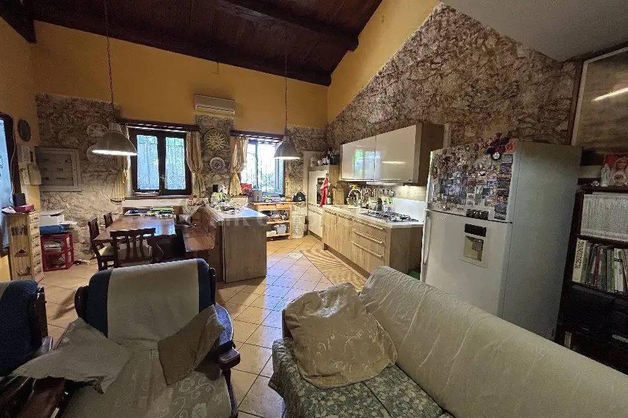 Villa in vendita di 700 mq a €720.000 (rif. 94/2026)