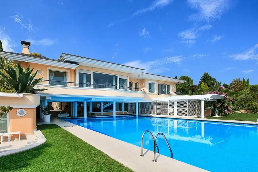 Villa in vendita di 1.300 mq trattativa riservata (rif. 38/2024)