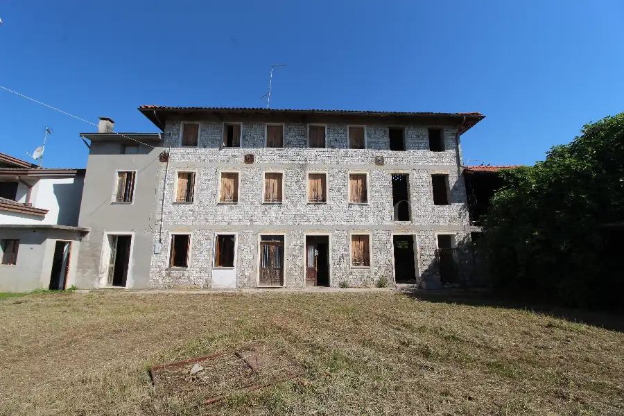 Rustico in vendita di 255 mq a €99.000 (rif. 92/2026)