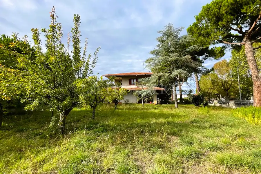 Villa in vendita di 305 mq a €650.000 (rif. 12/2025)