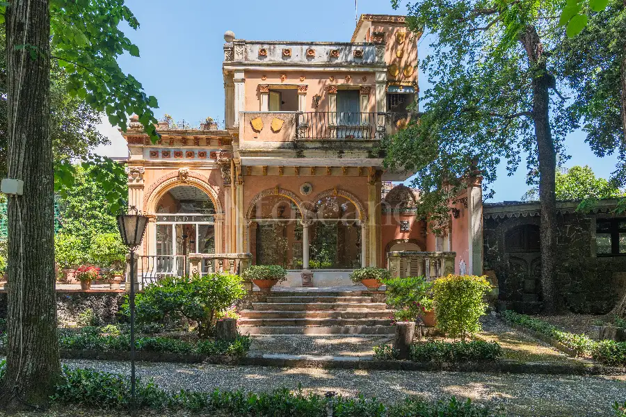 Villa in vendita di 1.200 mq a €4.250.000 (rif. 61/2026)