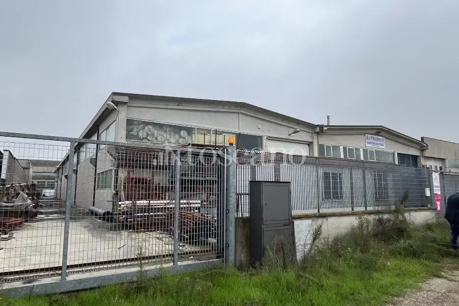 Capannone in vendita di 1000 mq a €400,000 (rif. TS0054VE.A)