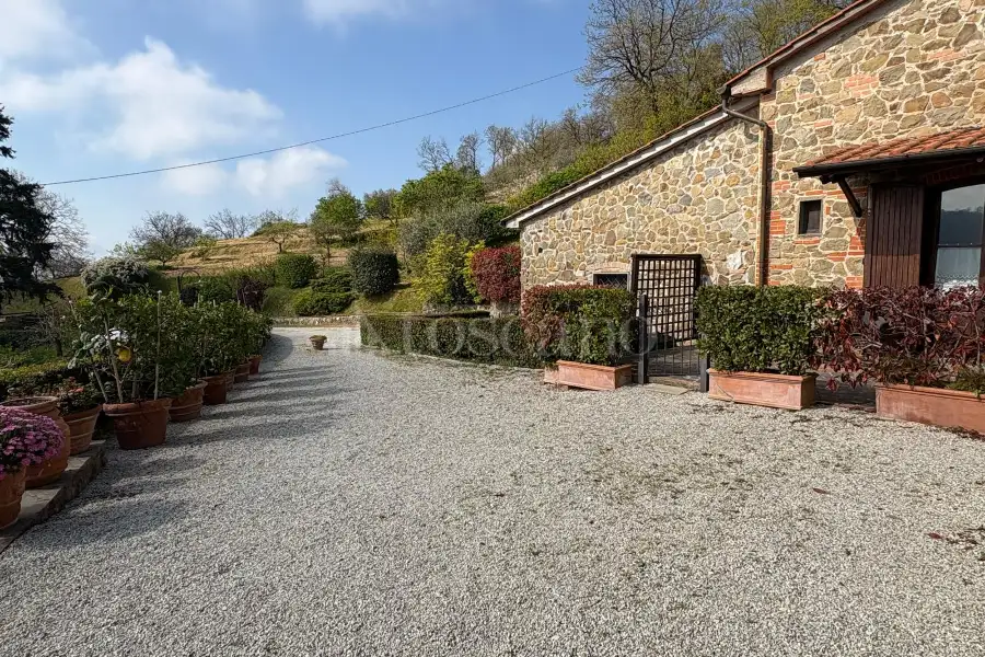 Casale in vendita di 880 mq a €1.080.000 (rif. 22/2025)