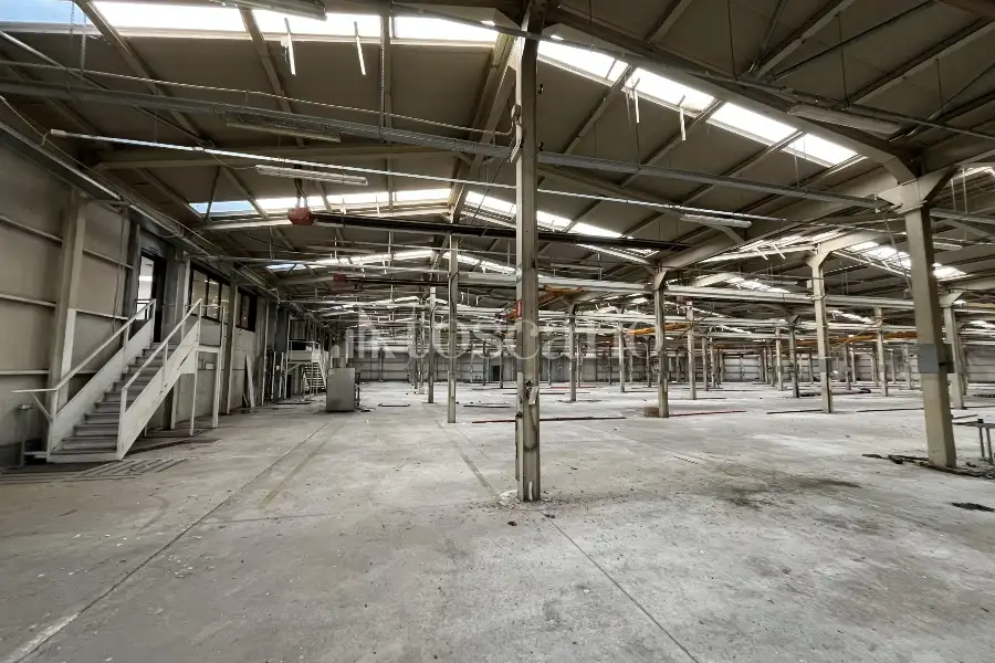 Capannone in vendita di 3740 mq a €1,785,000 (rif. IR0002VE)