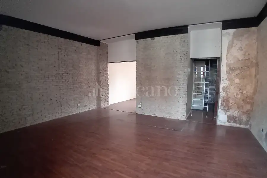 Negozio in affitto di 70 mq a €1.150 (rif. 12/2026)