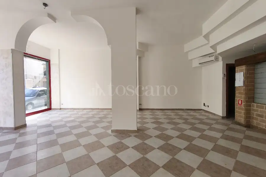 Negozio in affitto di 83 mq a €790 (rif. 39/2025)