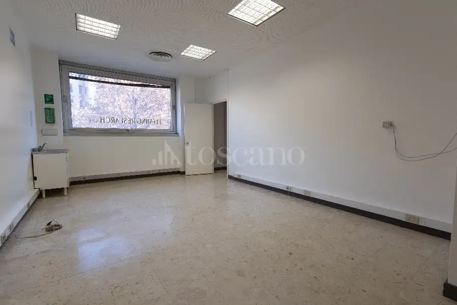 Ufficio in affitto di 255 mq a €6.000 (rif. 138/2025)