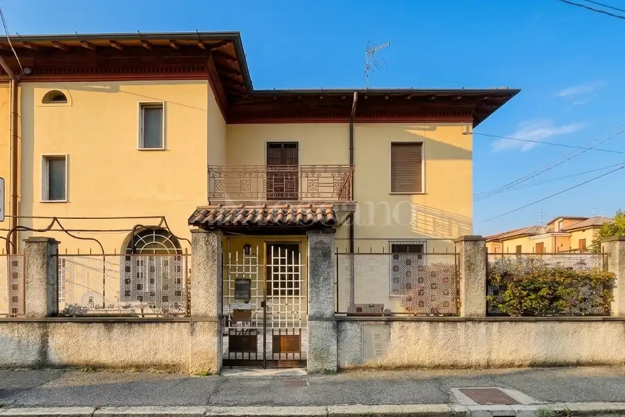 Villa Bifamiliare in vendita di 200 mq a €350.000 (rif. 7/2026)