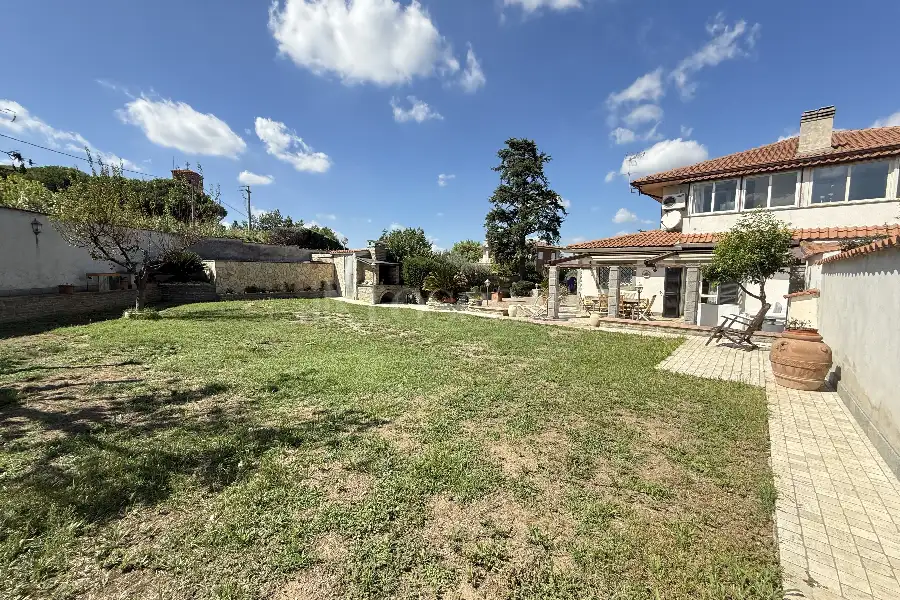 Villa Bifamiliare in vendita di 200 mq a €499.000 (rif. 10/2025)