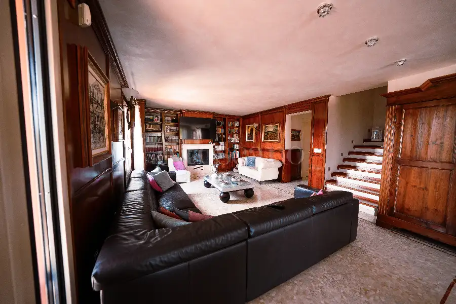 Casa Indipendente in vendita di 340 mq a €1.490.000 (rif. 24/2026)