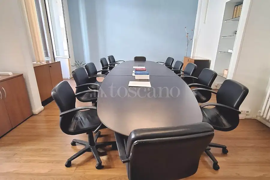 Ufficio in affitto di 243 mq a €6.300 (rif. 53/2026)