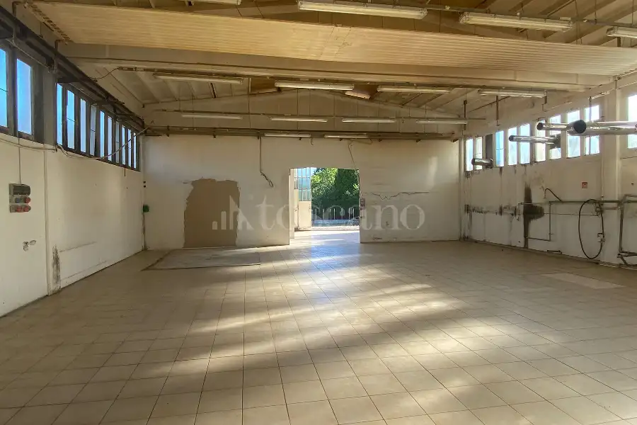 Capannone in affitto di 390 mq a €1.500 (rif. 174/2026)