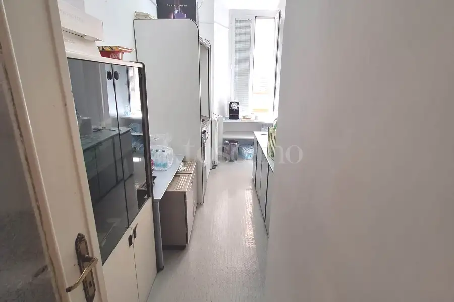 Ufficio in affitto di 243 mq a €6.300 (rif. 53/2026)