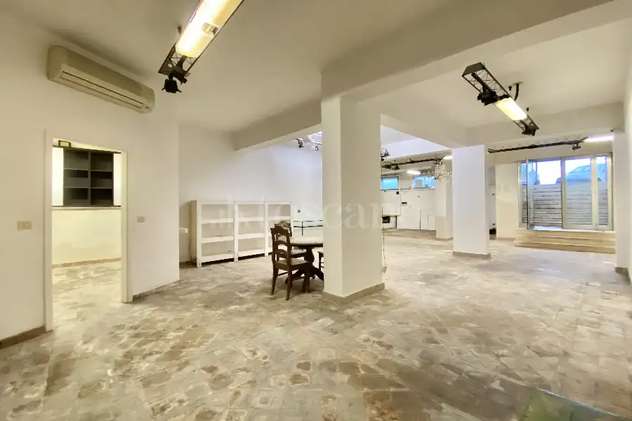 Negozio in vendita di 209 mq a €260.000 (rif. 11/2025)