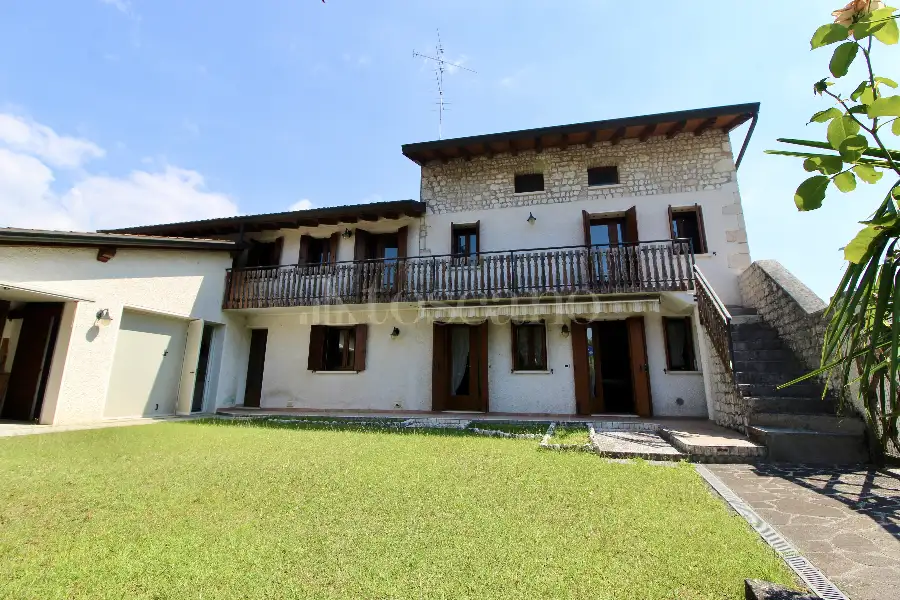 Casa Indipendente in vendita di 236 mq a €250.000 (rif. 121/2026)