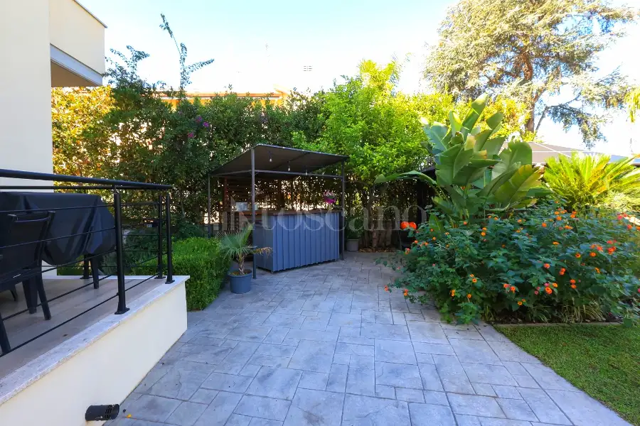 Villa Plurifamiliare in vendita di 210 mq a €675.000 (rif. 62/2026)