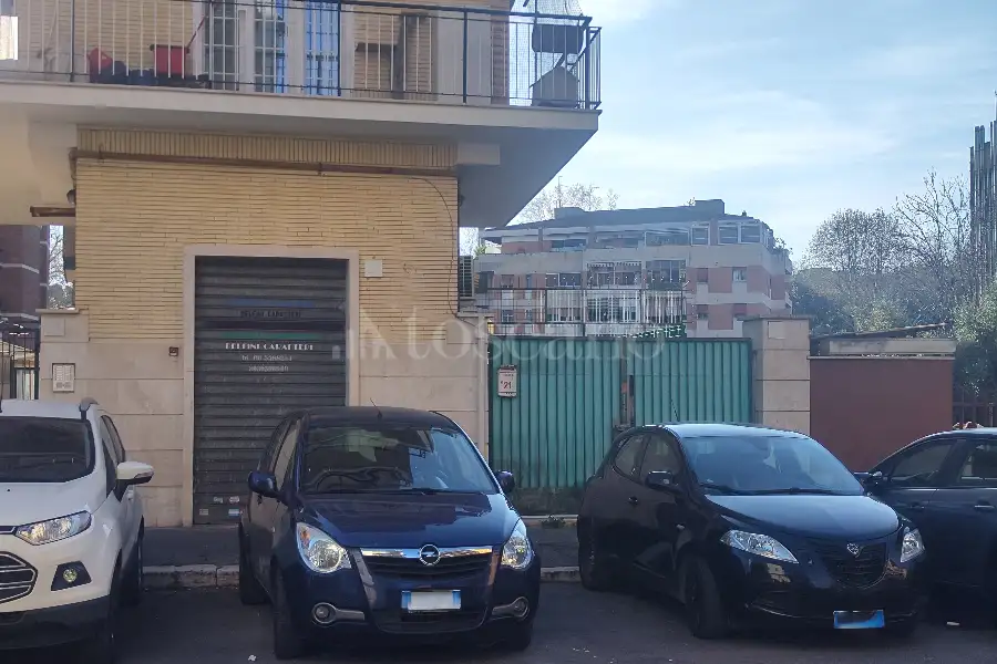 Negozio in affitto di 150 mq a €2.000 (rif. 9/2026)