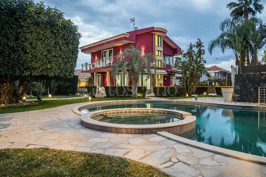 Villa in vendita di 320 mq a €890.000 (rif. 19/2026)