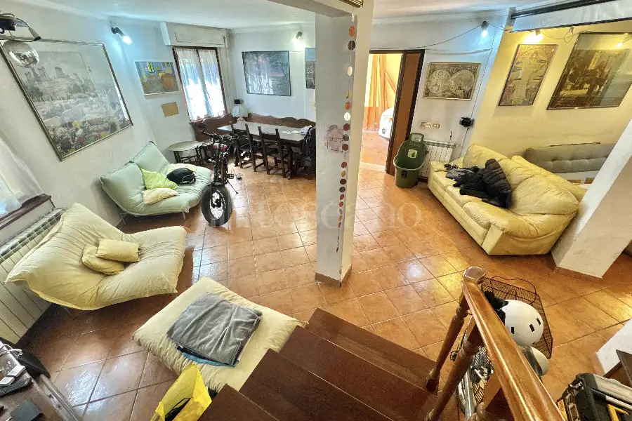 Villa Plurifamiliare in vendita di 300 mq a €649.000 (rif. 18/2026)