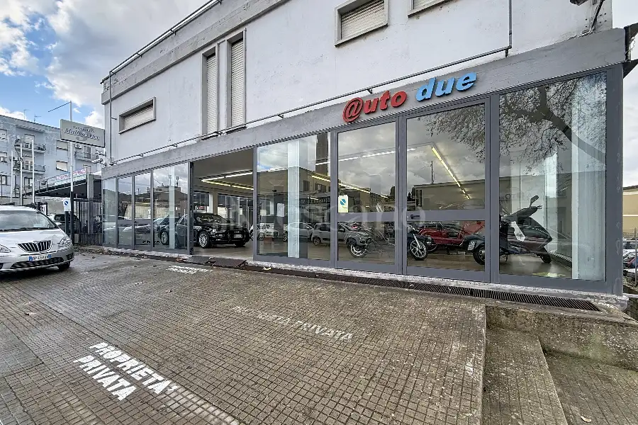 Negozio in affitto di 400 mq a €5.000 (rif. 7/2026)
