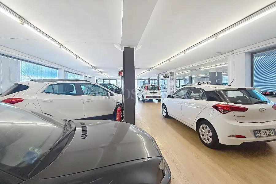 Negozio in affitto di 400 mq a €5.000 (rif. 7/2026)