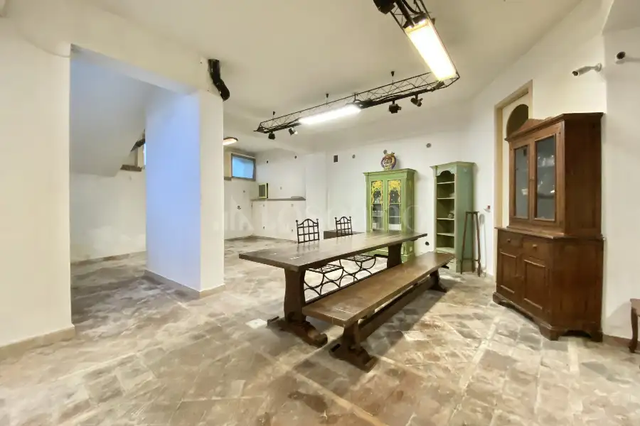 Negozio in vendita di 209 mq a €260.000 (rif. 11/2025)