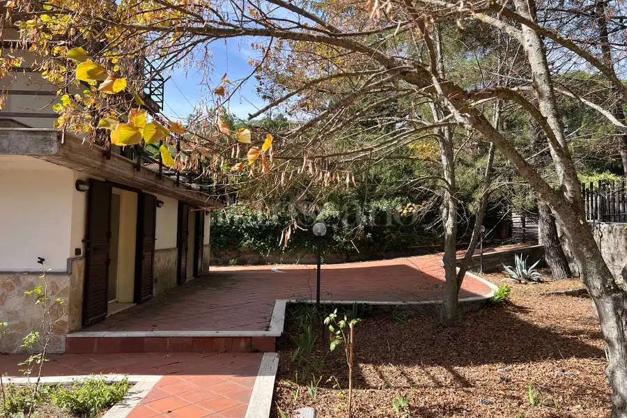 Villa in vendita di 396 mq a €445.000 (rif. 168/2025)