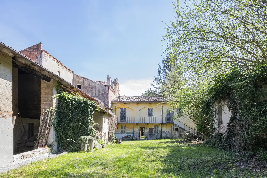 Casale in vendita di 1.000 mq a €1.150.000 (rif. 5/2026)