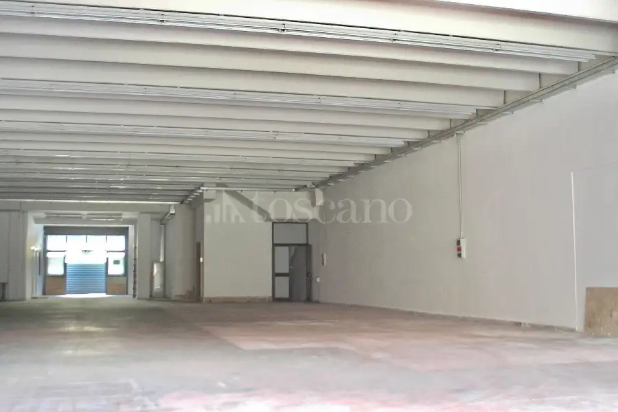 Negozio in affitto di 1.300 mq a €3.000 (rif. 13/2026)