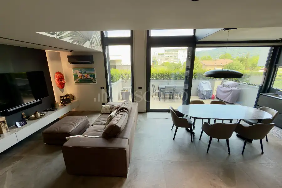 Villa Plurifamiliare in vendita di 120 mq a €760.000 (rif. 33/2026)