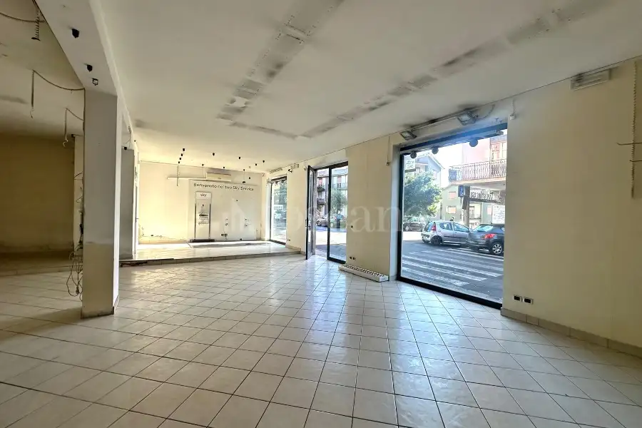 Negozio in affitto di 122 mq a €2.400 (rif. 233/2025)