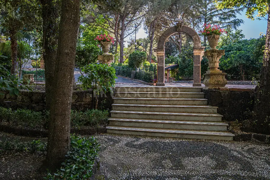 Villa in vendita di 1.200 mq a €4.250.000 (rif. 61/2026)
