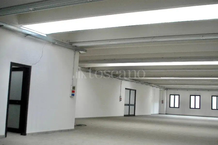 Negozio in affitto di 1.300 mq a €3.000 (rif. 13/2026)