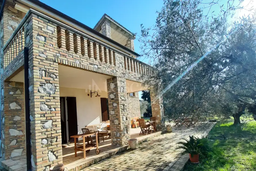 Villa in vendita di 480 mq a €880.000 (rif. 4/2026)