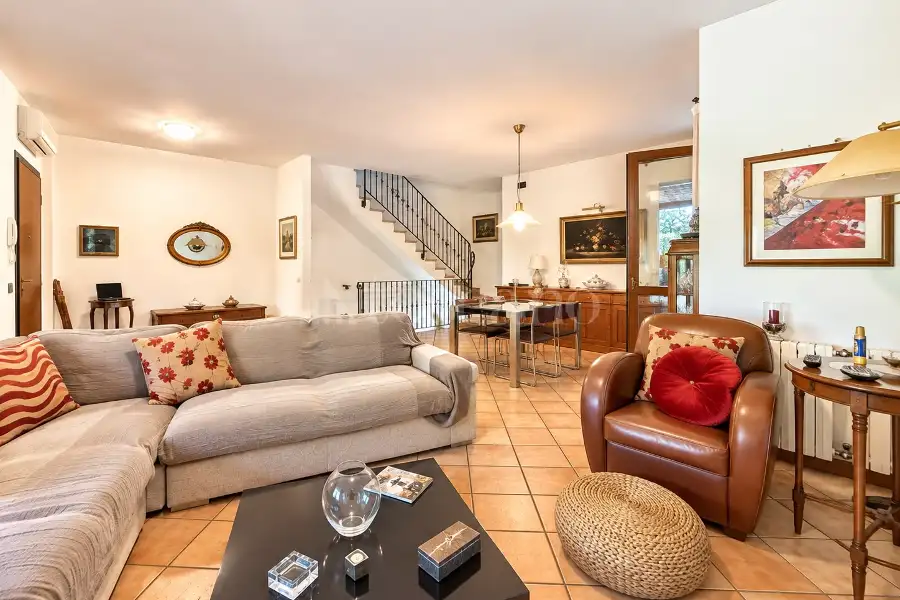 Villa Plurifamiliare in vendita di 220 mq a €545.000 (rif. 12/2026)