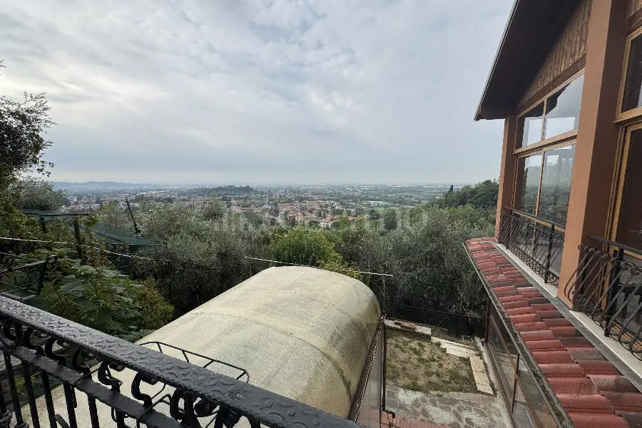 Villa in vendita di 250 mq a €1.350.000 (rif. 9/2026)