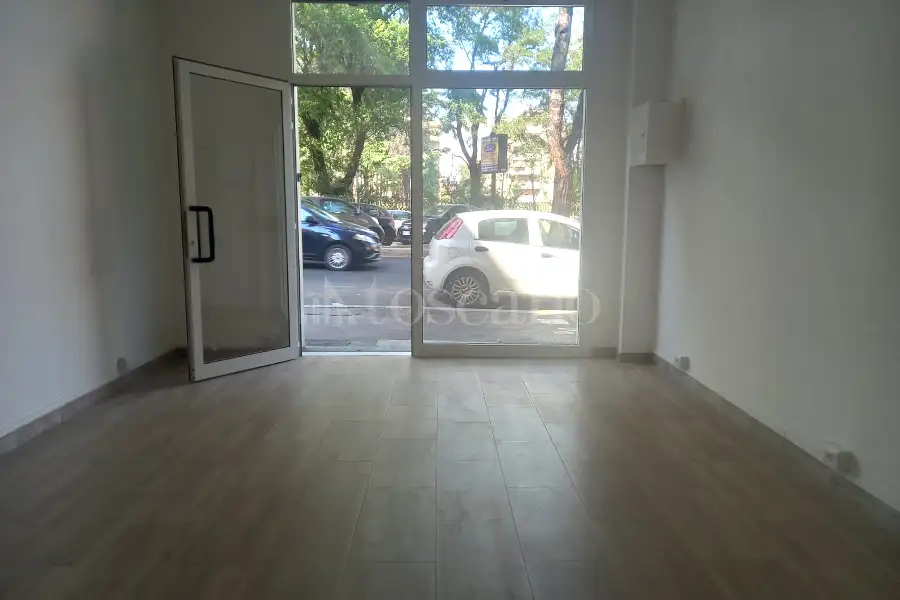 Negozio in affitto di 35 mq a €950 (rif. 27/2026)