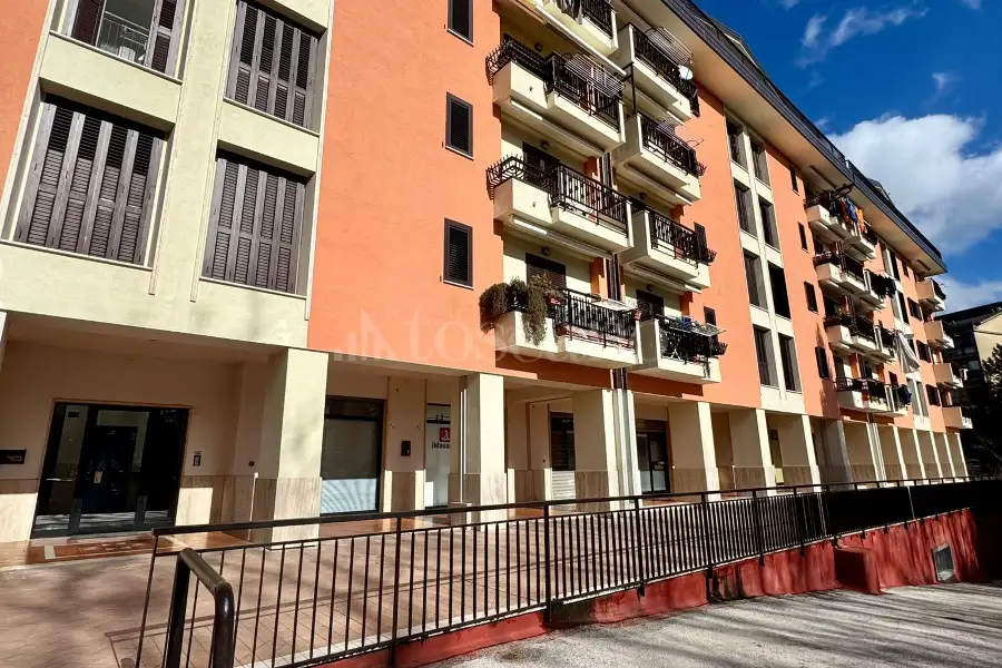 Negozio in affitto di 70 mq a €450 (rif. 17/2026)