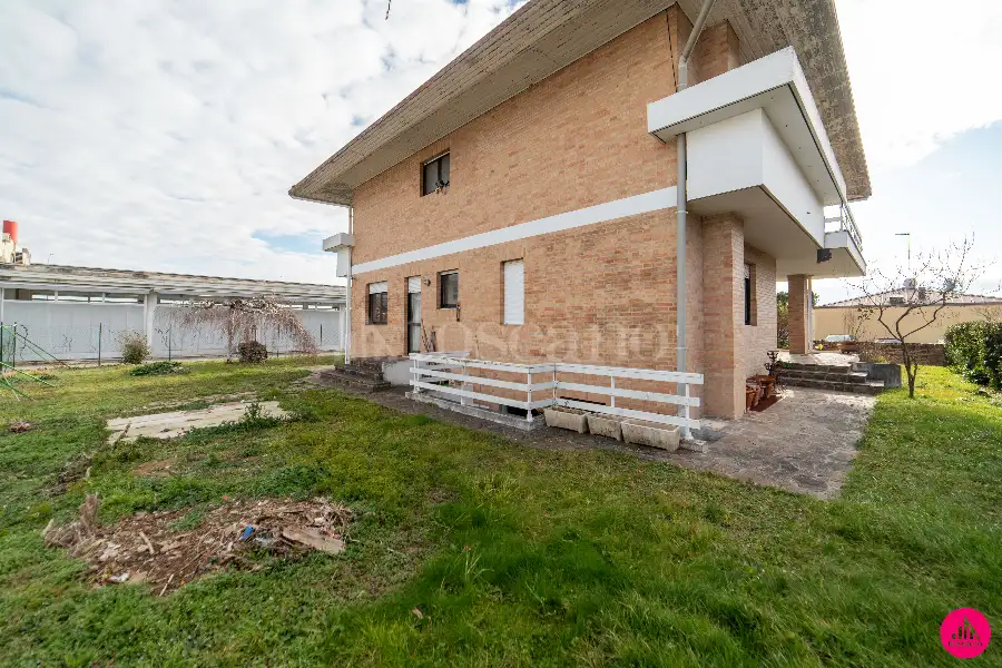 Casa Indipendente in vendita di 370 mq a €380.000 (rif. 8/2026)