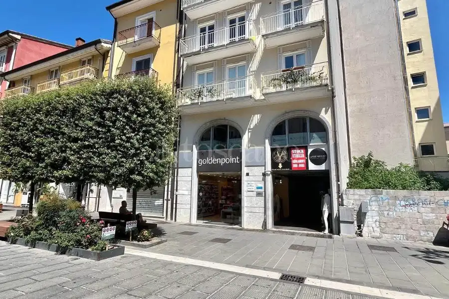 Negozio in affitto di 60 mq a €700 (rif. 162/2026)