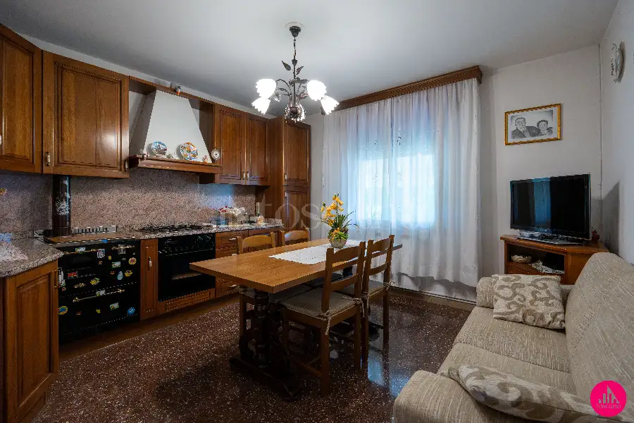 Casa Indipendente in vendita di 254 mq a €250.000 (rif. 150/2026)