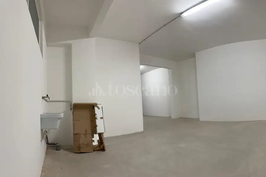 Box in affitto di 54 mq a €700 (rif. 10/2026)