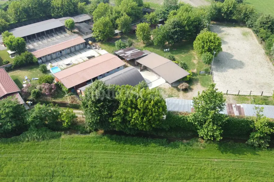 Capannone in vendita di 900 mq a €330,000 (rif. TS0086VE)